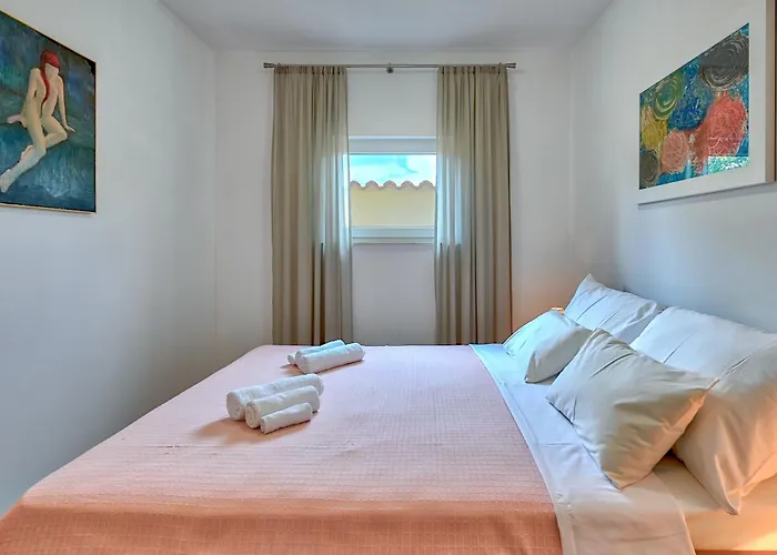 Teuta_commodious At The *